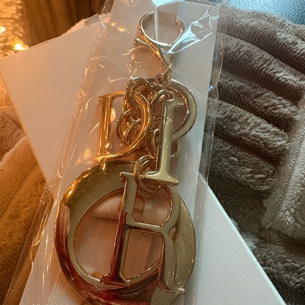 FASHION Beauty Logo Gold-Tone Letter Bag Charm Keychain (CHARM ONLY) - Picture 5 of 6